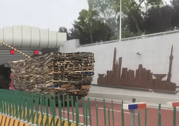 胜亿优配 外环隧道先后发生两起超高车撞击顶部设施的事故 所幸未造成人员伤亡