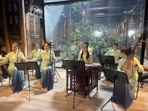 富农优配资源 艺术清风浸润城市空间， 广富林里来了“文艺闪送”